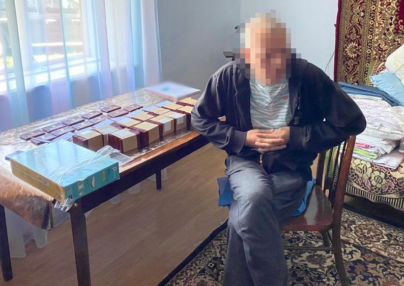 Поліція у Києві викрила схему поширення підробних журналістських прескарт. Чому це важливо пояснює КЖЕ